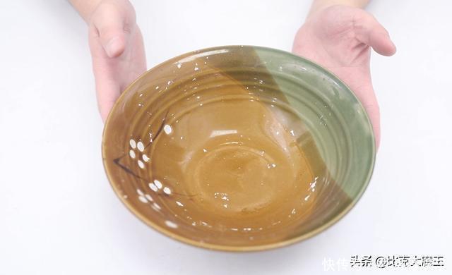 贴春联别再用胶带了,用一招轻松搞定,平整又牢固,看完能帮大忙