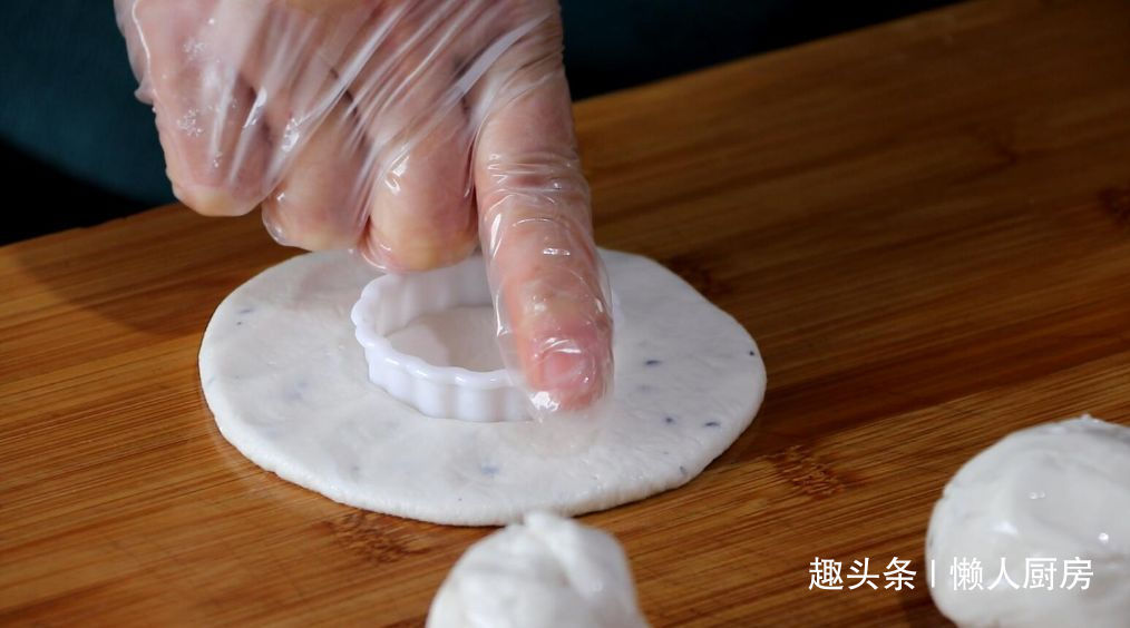 不用面粉,教你用这种粉做炸米圈,口感完全不一样,外脆里软