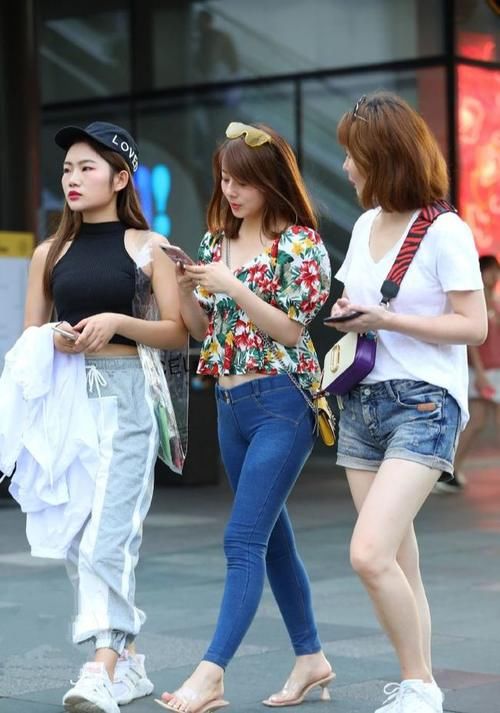 衬衫搭配|小姐姐碎花衬衫搭配紧身牛仔裤，呈现出层次感，长腿美到无可挑剔