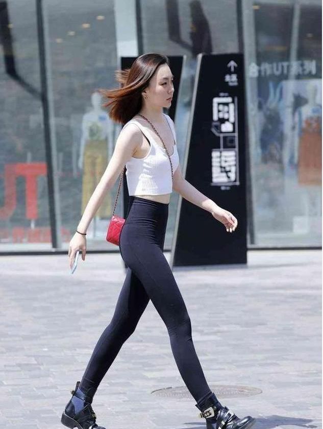 街拍：美女黄色大衣，白色内衫配黑色长裤，成熟妩媚