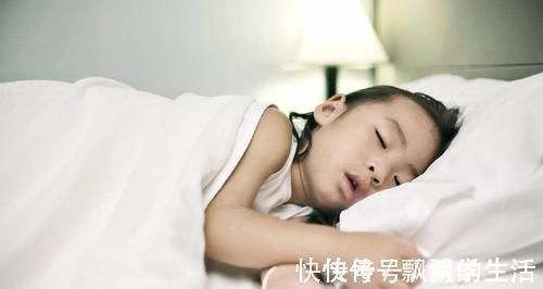 颌骨|睡姿影响颜值,除了“张嘴睡”之外,这几种睡姿也会导致娃变丑