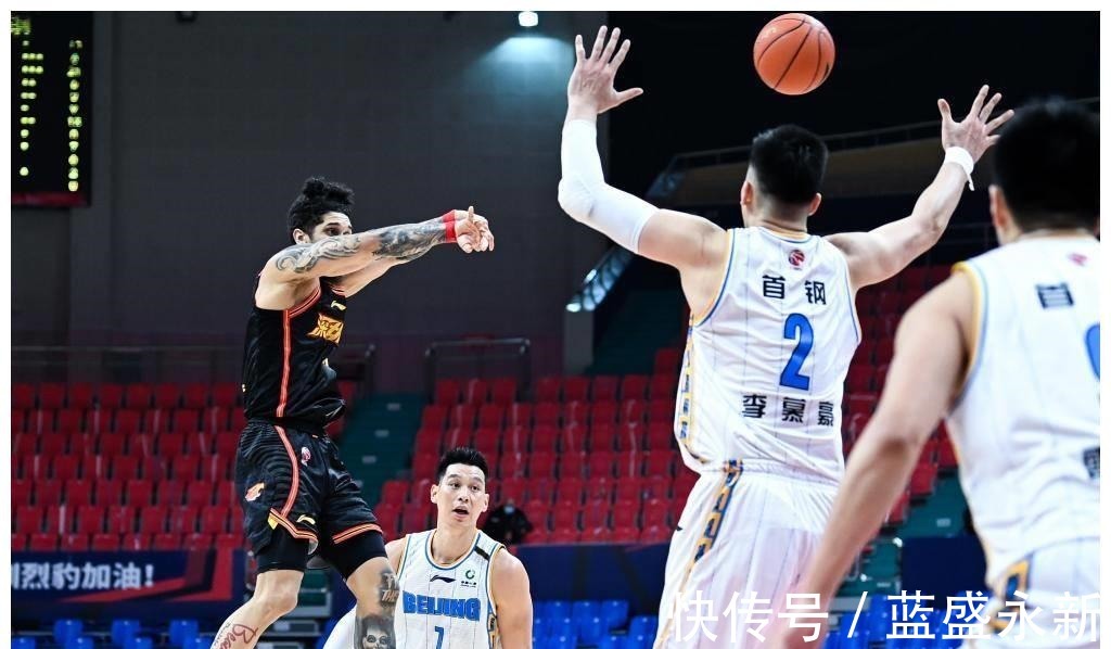 北京首钢|组图深圳马可波罗胜北京首钢 林书豪在比赛中安慰田宇翔!