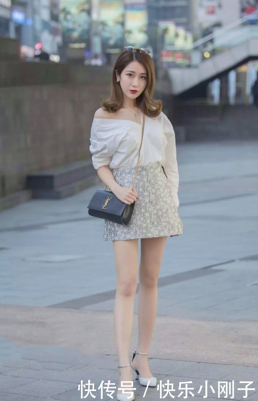 温润如玉的长发美女,笑起来如沐春风