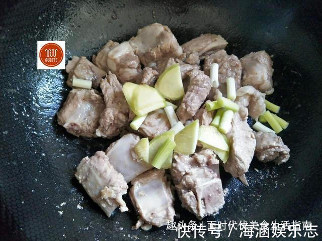 这样烧排骨，做法简单味道超好，色泽比饭店的都要好看！