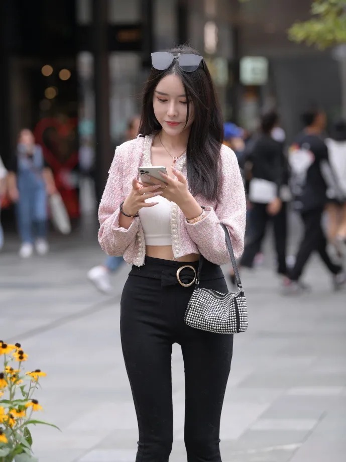 街拍:苗条女生穿衣就是任性,喇叭裤也能这么好看,尽显时尚魅力