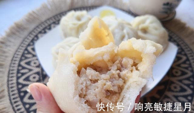 天气冷了,来一个热乎乎的肉包子,越嚼越香全身都暖和了,舒服啊!