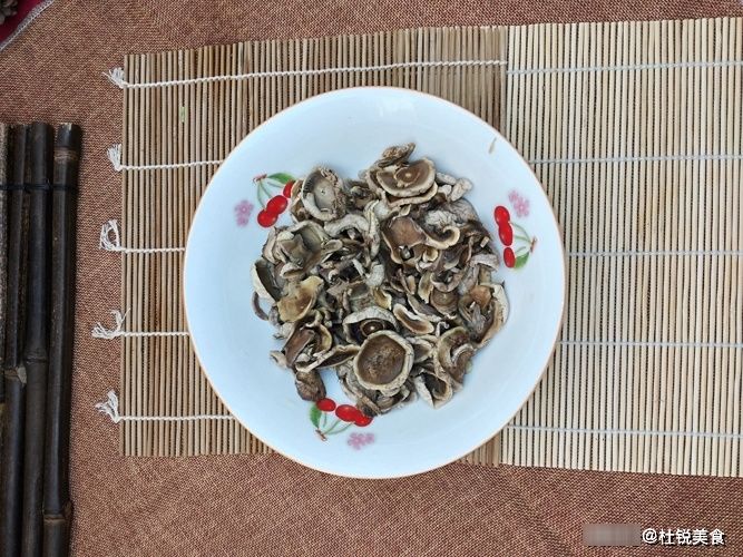 过年团聚很应景的一道菜,两种食材相逢,跨越了万水千山