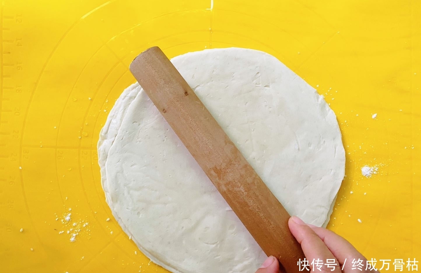 小点心|25分钟搞定娃的两道小点心,酥软香甜,好吃到连渣都不剩