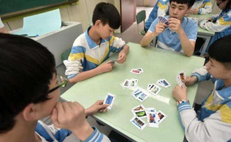 初中生|初中生教室“打牌”被发现，老师本想叫家长，不过看到牌后却笑了