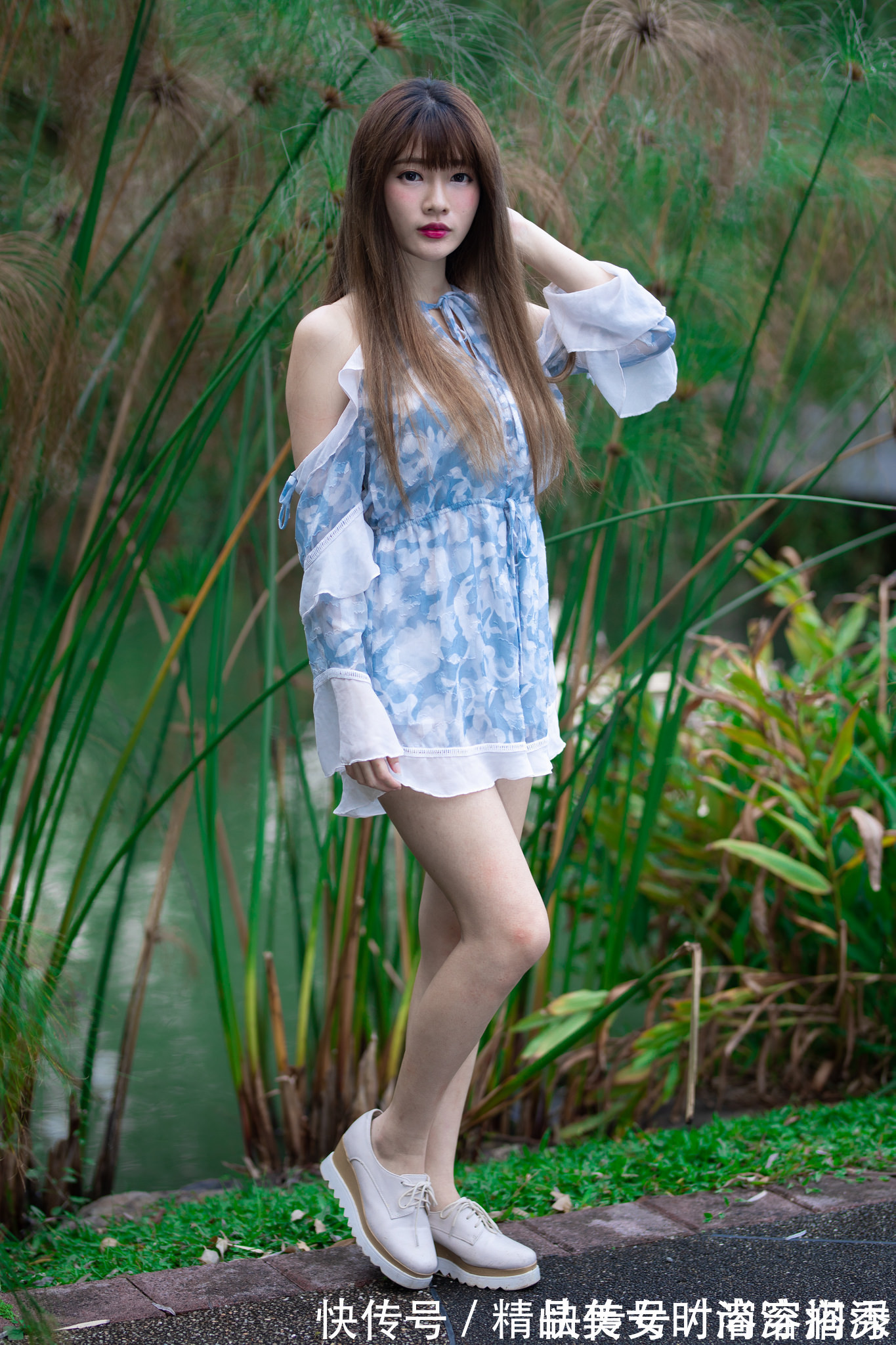 连衣裙 轻盈的雪纺连衣裙,轻薄透气,挂脖的设计露出香肩,时尚又甜美