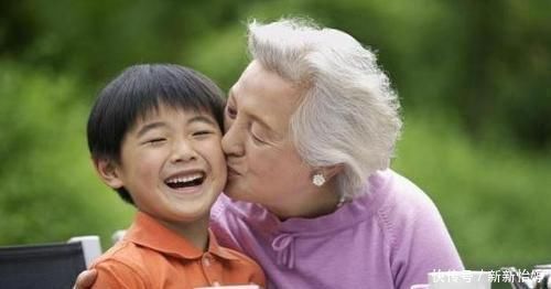 女儿|“不听话就不给你买玩具了”，姥姥逗外孙，孩子的回答却太扎心