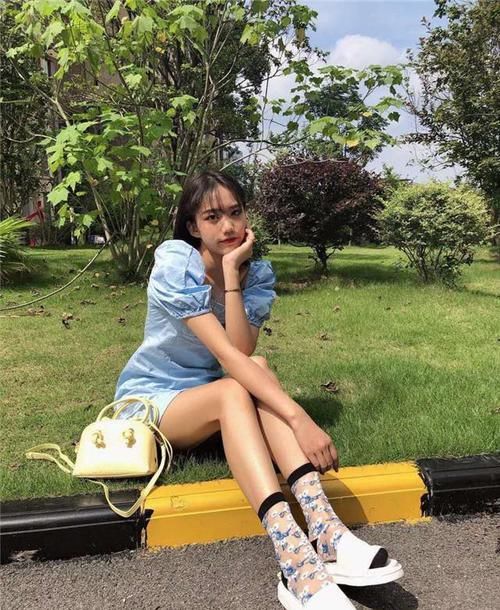 别再露脚踝了！今年露袜才是真时髦，看到“玻璃袜”上腿后，慕了