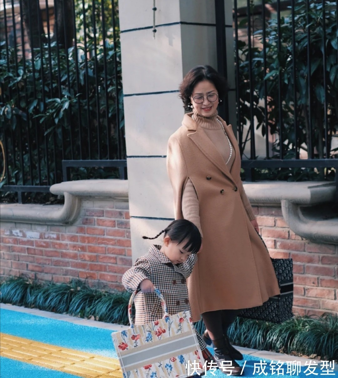 脚踝 今冬流行一种大衣,叫“过胯不过脚踝”,五六十岁的女人穿更好看