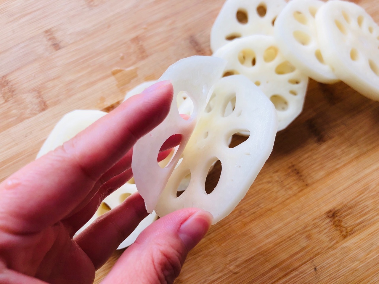 自制香煎藕盒，自己做干净卫生还少油，外酥里嫩，比买的还好吃！