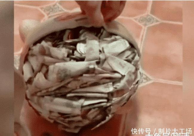 妈妈觉得女儿不对劲，趁上学砸了她的存钱罐，结果让妈妈崩溃流泪