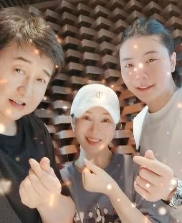付笛声尹相杰聚会心情好，28岁儿子近照宛若女生，女友是张光北女儿？