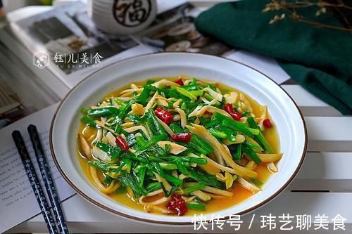 韭菜|冬天的韭菜,鸡蛋靠边站,和这菜炒,实惠又鲜香美味,快学做起来