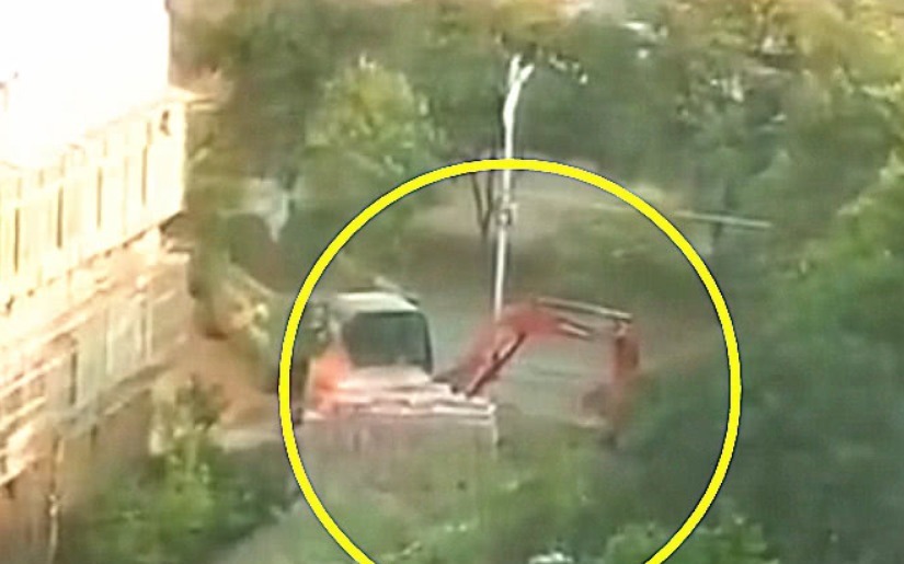 施工队|小儿子坐阳台一上午了,喊他吃饭都不吃,妈妈走近一看,直接笑喷