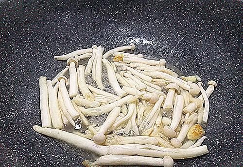 软化|炒洋葱时加一“宝”,每天炒一盘,排出毒素,软化血管,好吃下饭