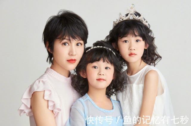 筷子腿|陆毅大女儿“筷子腿”抢镜，但妹妹近照曝光，才知啥叫“漫画脸”