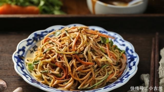 酱料|夏天就馋这碗面,麻辣鲜香,吃起来好过瘾,原来加了这味酱料