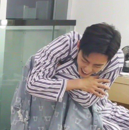 顧醫(yī)生|肖戰(zhàn)俯臥撐以一敵三，荷爾蒙爆棚，運動風(fēng)大片帥出了新高度