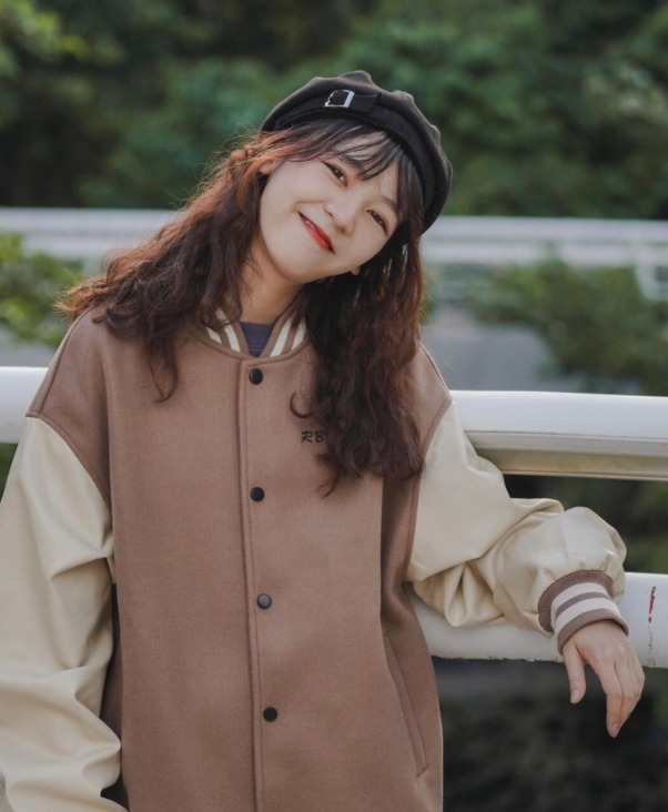 减龄|秋冬的“棒球服”怎么穿才帅气?建议搭配阔腿裤,舒适又减龄