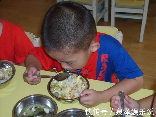 喝水|劝告夏季3个时间别强迫娃喝水,易伤脾胃积食,家长别不当回事