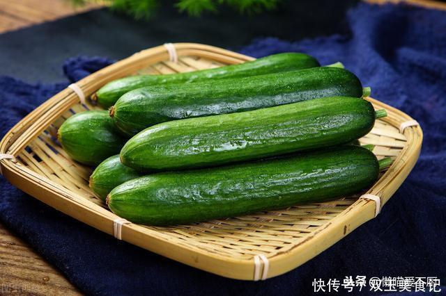 买黄瓜，挑直的还是弯的？老菜农：牢记这3点，激素黄瓜一看便知