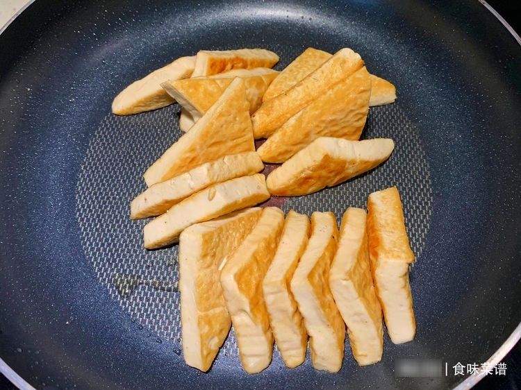 学会红烧豆腐的做法,隔三岔五烧着吃,美味又下饭,比吃肉都过瘾