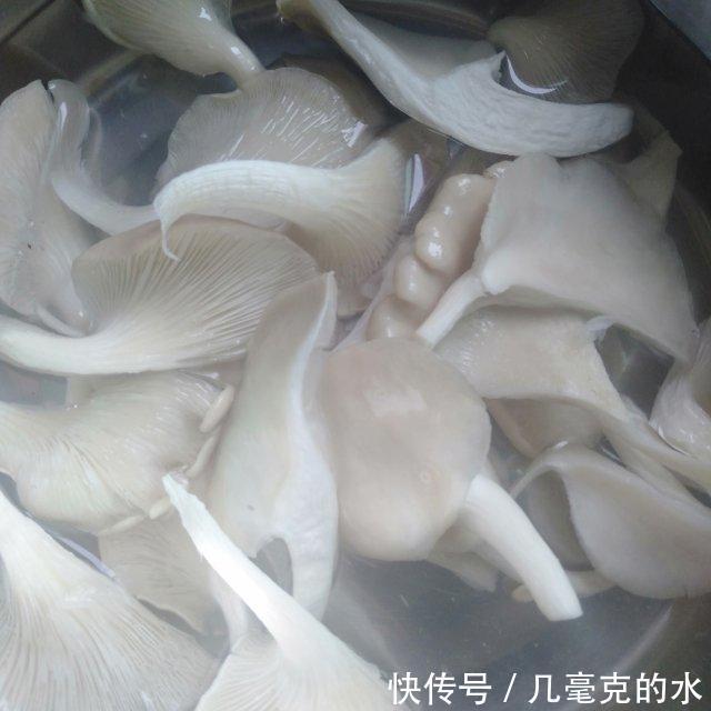 搭配着|豆腐菌菇汤,蔬菜搭配着一道汤菜,非常的美味