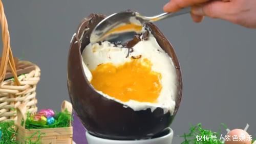 烘烤|烘烤学徒自制“奇趣蛋”美食,勺子敲开后,看着让人直流口水