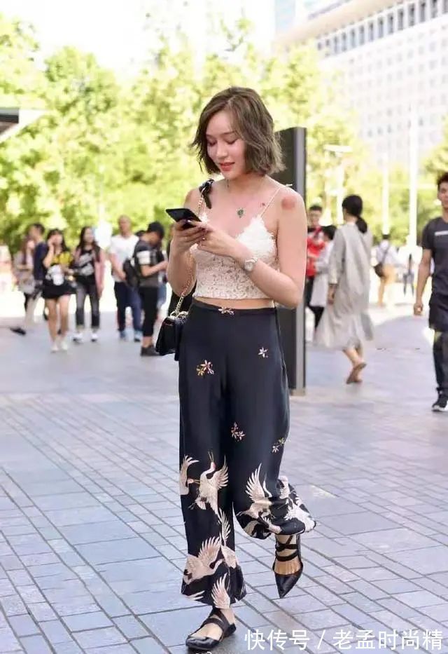 背心 充满回头率的穿搭,蕾丝吊带背心+阔腿裤,复古又显优雅迷人气质