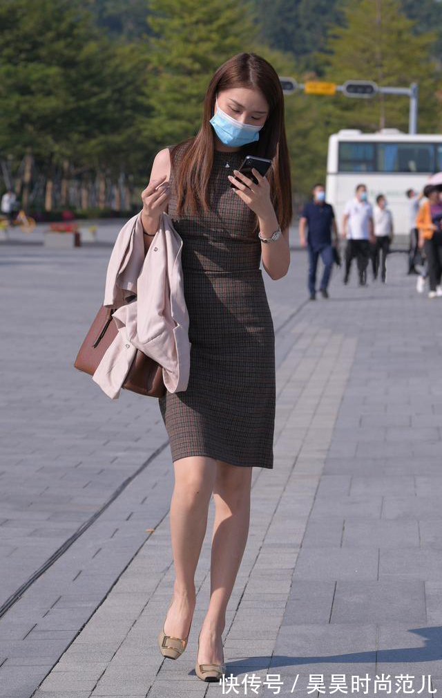 连衣裙|气质女孩的秋季穿搭，性感的无袖包臀裙搭配纯色小西装，时尚优雅