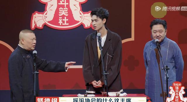 德云斗笑社10:郭德綱給徒弟們畫扇面,題字意境深遠(yuǎn)