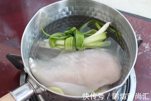 辛墨墨|鸡胸肉拌着吃,爽口开胃清香无比,高蛋白低脂肪减肥期也毫无负担