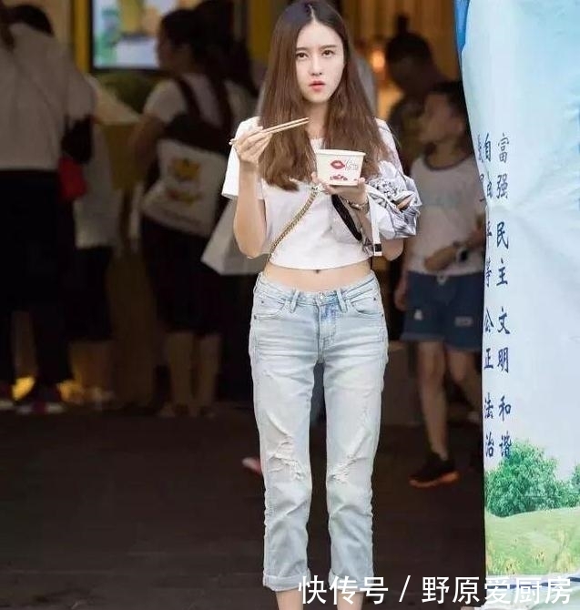 街拍：漂亮的美女，一条紧身打底裤，秀出丰满好身材