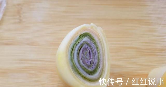 酥皮月饼|中秋来点不一样的,五彩月饼颜值高,酥软不腻味道好!