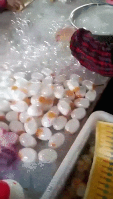 |搞笑GIF:如何优雅不失风度地撩妹 这一招果然厉害