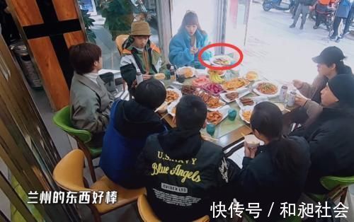 孔雪儿陪王晨艺吃烤肉,看清她夹的啥?网友:这才是自律的表现