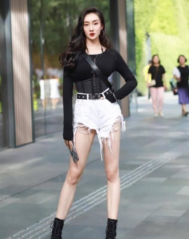 街拍身材娇小的小姐姐,一件针织背心配牛仔热裤,清新靓丽气息