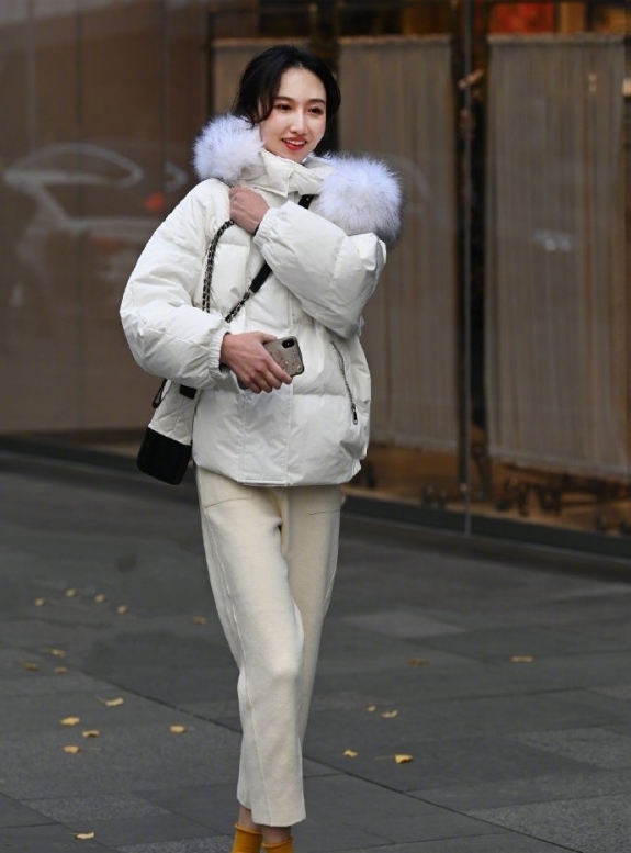 街拍：图1小姐姐这应该是大胆炫腹吧，大衣配美女，好看又时髦