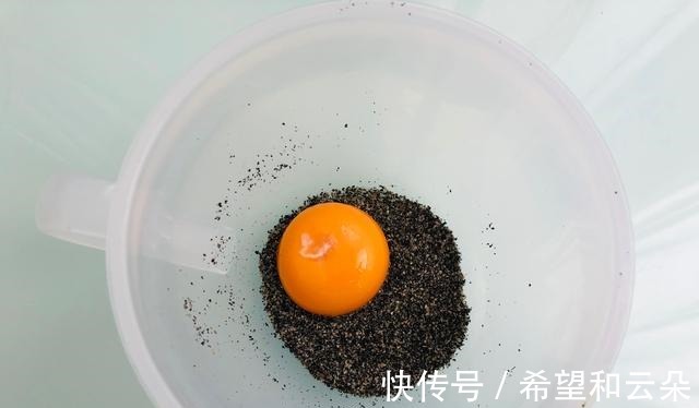 鸡蛋黄|香浓可口的黑芝麻饼干,制作简单,美味又健康!