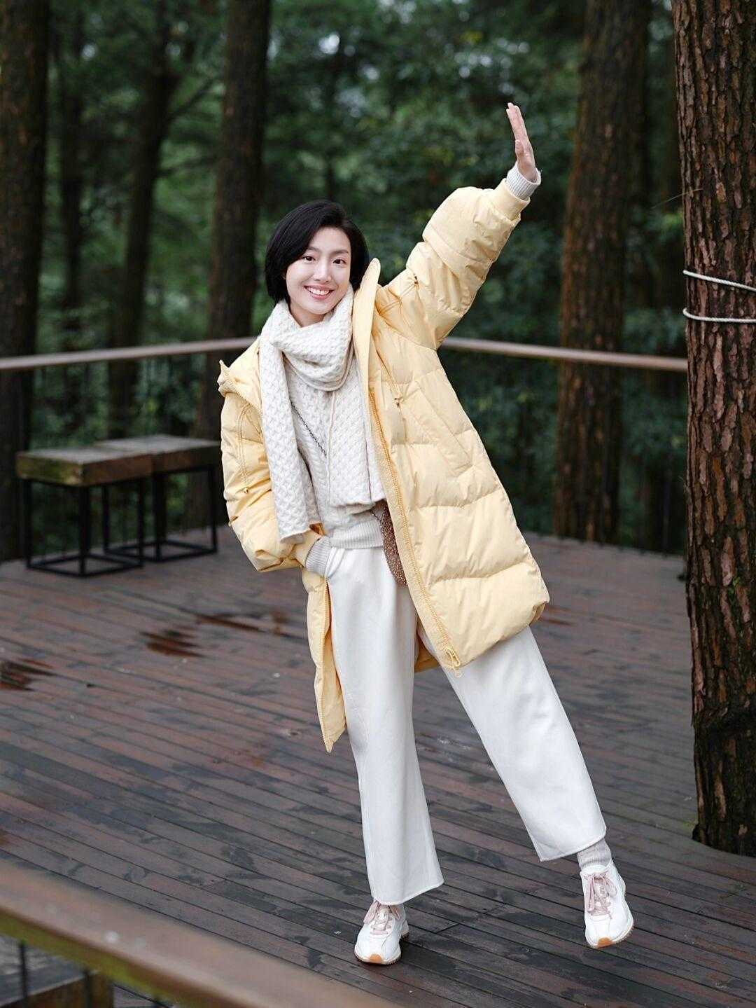 羽绒服|浅色系长款羽绒服,学会这招搭配起来又快又准