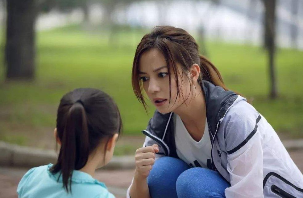 玩具|“倔强父女”火了,女儿为买玩具撒泼打滚,宝爸在一旁淡定玩手机