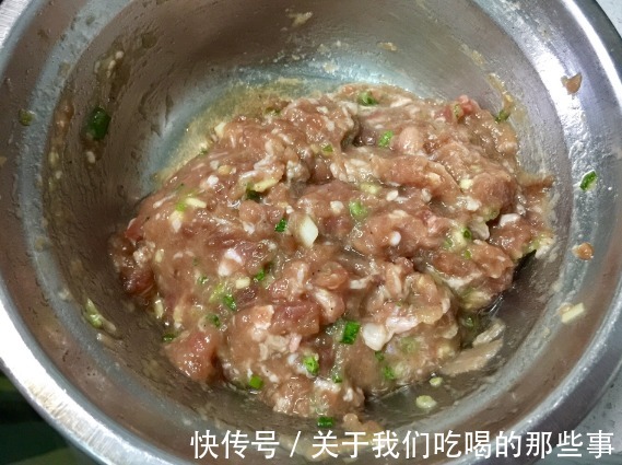 肉丸子|做肉丸子时,记得放3样调料,丸子香浓没腥味,鲜嫩Q弹,太好吃了