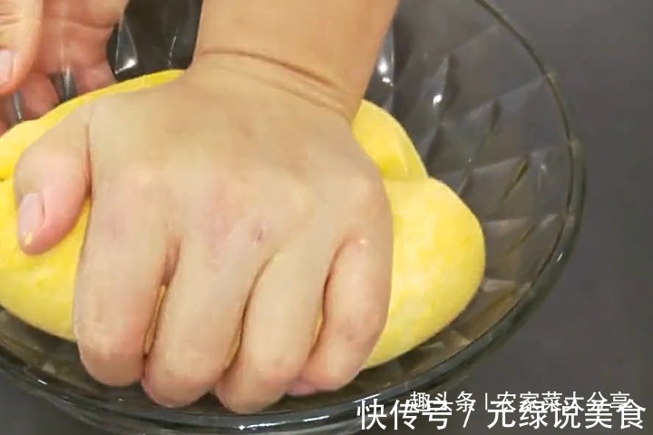 用南瓜蒸馒头,20分钟就蒸出来,不仅吃起来香而且还有点甜