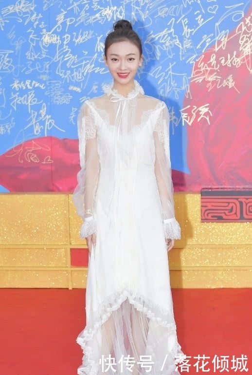 还要|吴谨言的裙子比她还要高,裙摆拖地部分却被拿来当鞋穿?聪明!