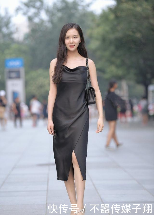 绸缎|美女一身黑色开衩绸缎吊带裙,雍容华丽,粗看一眼有点像刘诗诗