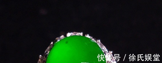 女生们@很多人喜欢耀眼的翡翠手镯,可是不知道应该怎么去挑选,来告诉你!